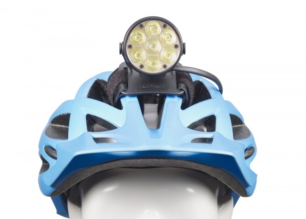 Heller Helm mit Lampe: Der blaue Fahrradhelm trägt eine runde LED-Lampe.