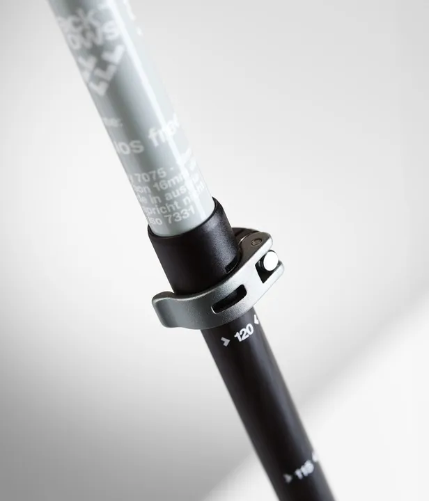 Vue détaillée Black Crows Duos Freebird Skistock : mécanisme de réglage avec indication de la longueur.