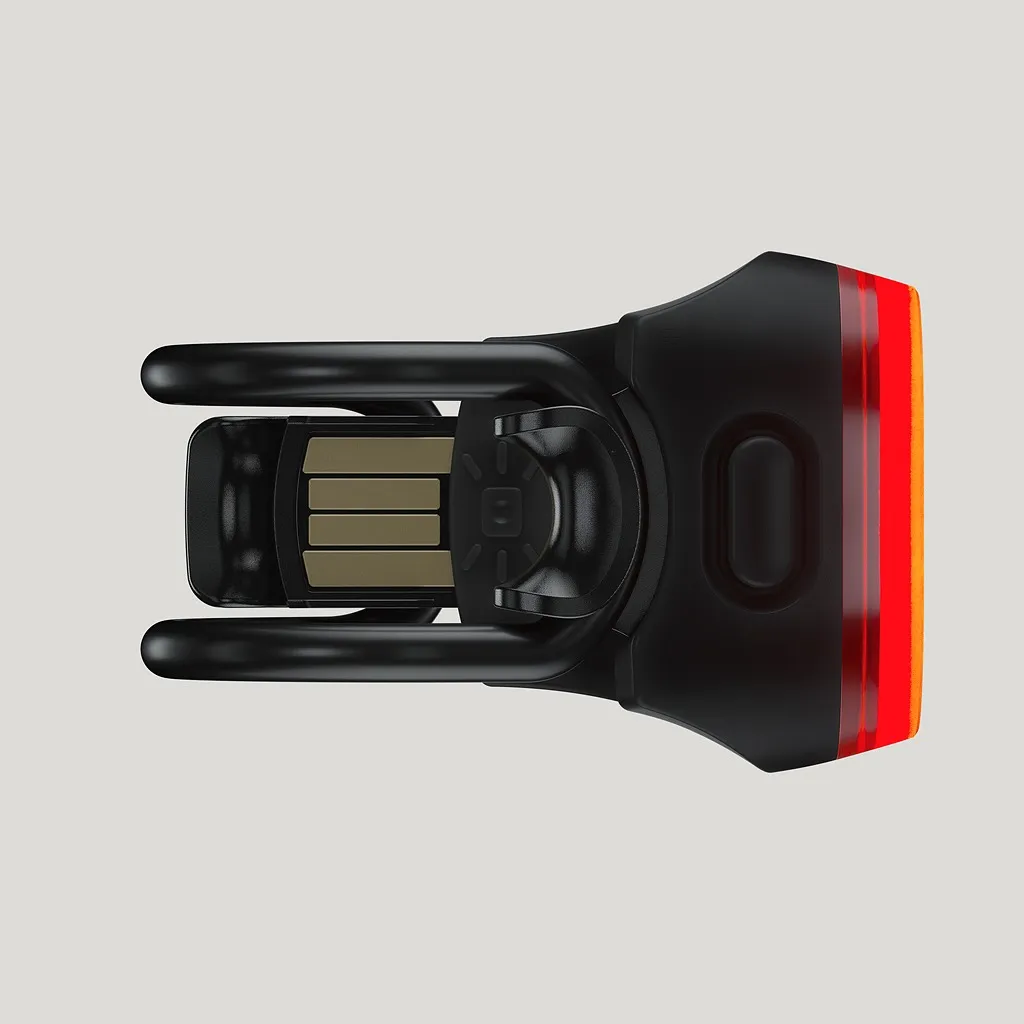 Schwarzes Blinder Mini Skull Rücklicht mit USB-Anschluss und roter LED-Beleuchtung, Nahaufnahme.