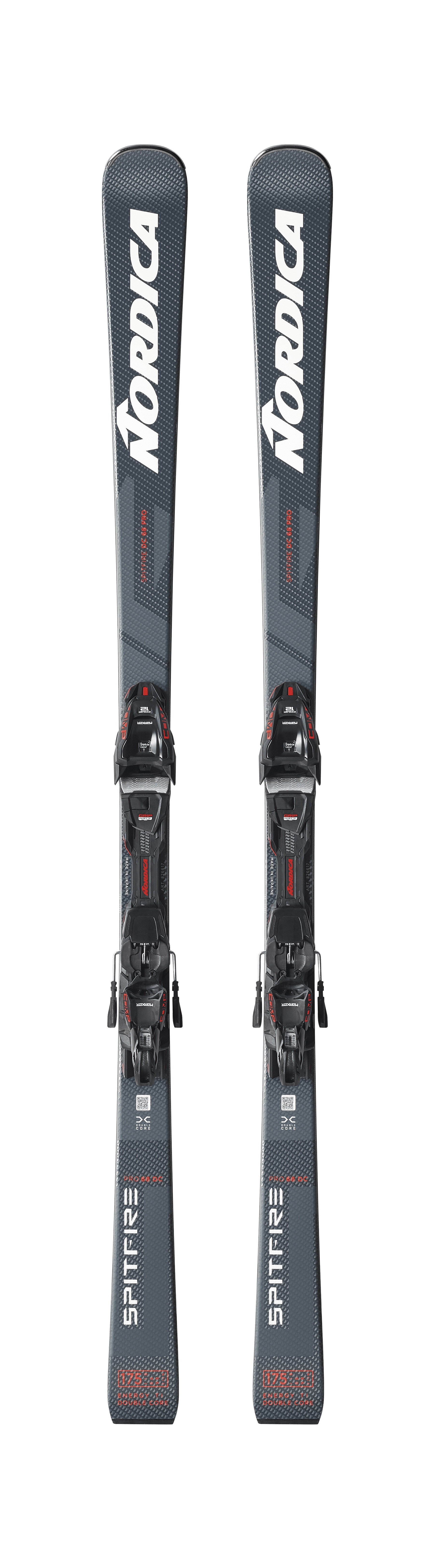 Deux skis alpins de la marque Nordica, modèle Spitfire, se tiennent debout sur un fond blanc.