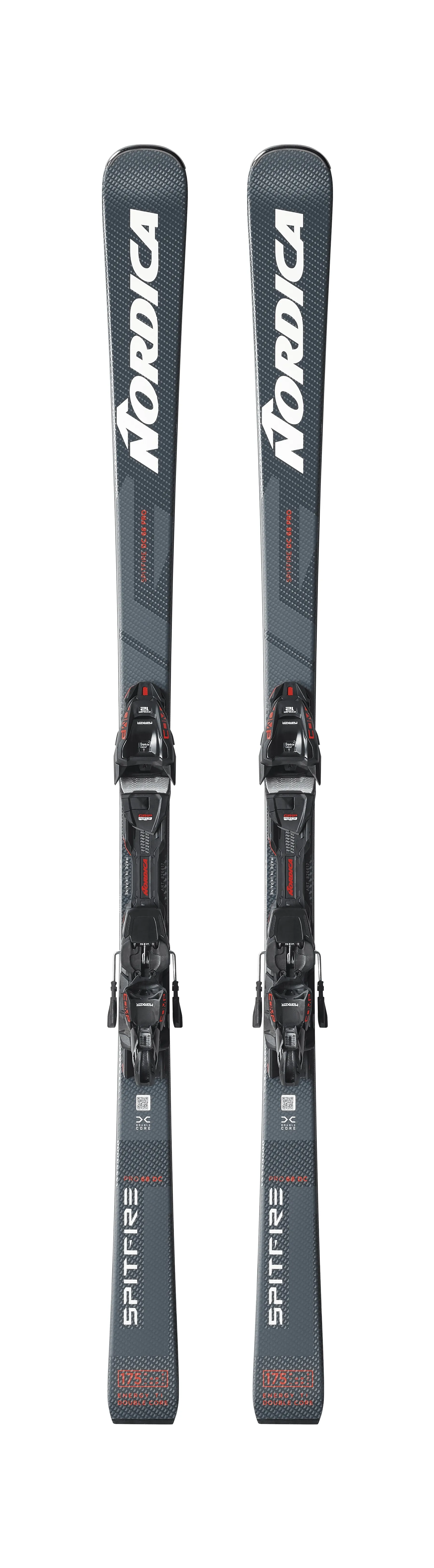 Zwei alpine Ski der Marke Nordica, Modell Spitfire, stehen aufrecht vor weißem Hintergrund.