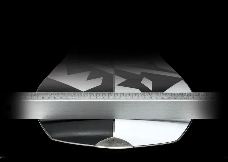 Gros plan sur l'extrémité d'un splitboard Jones Ultra Solution avec mesure à la règle.