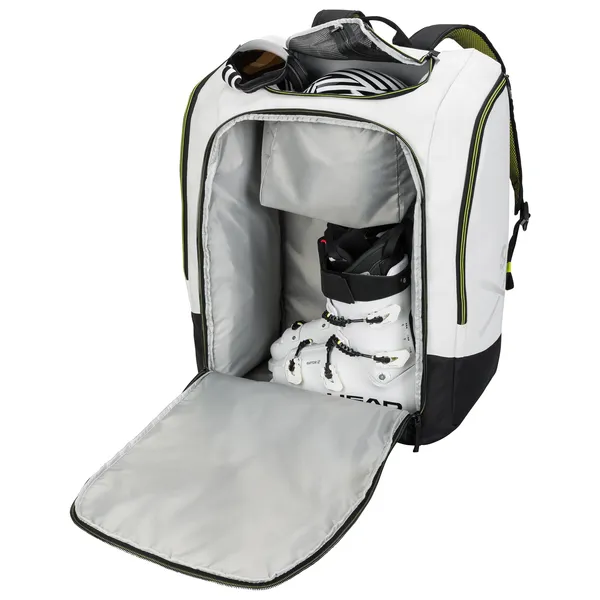 Head Rebels Racing Backpack 90L ouvert, rempli de chaussures de ski, d'un casque et de lunettes de ski, compartiments intérieurs visibles.