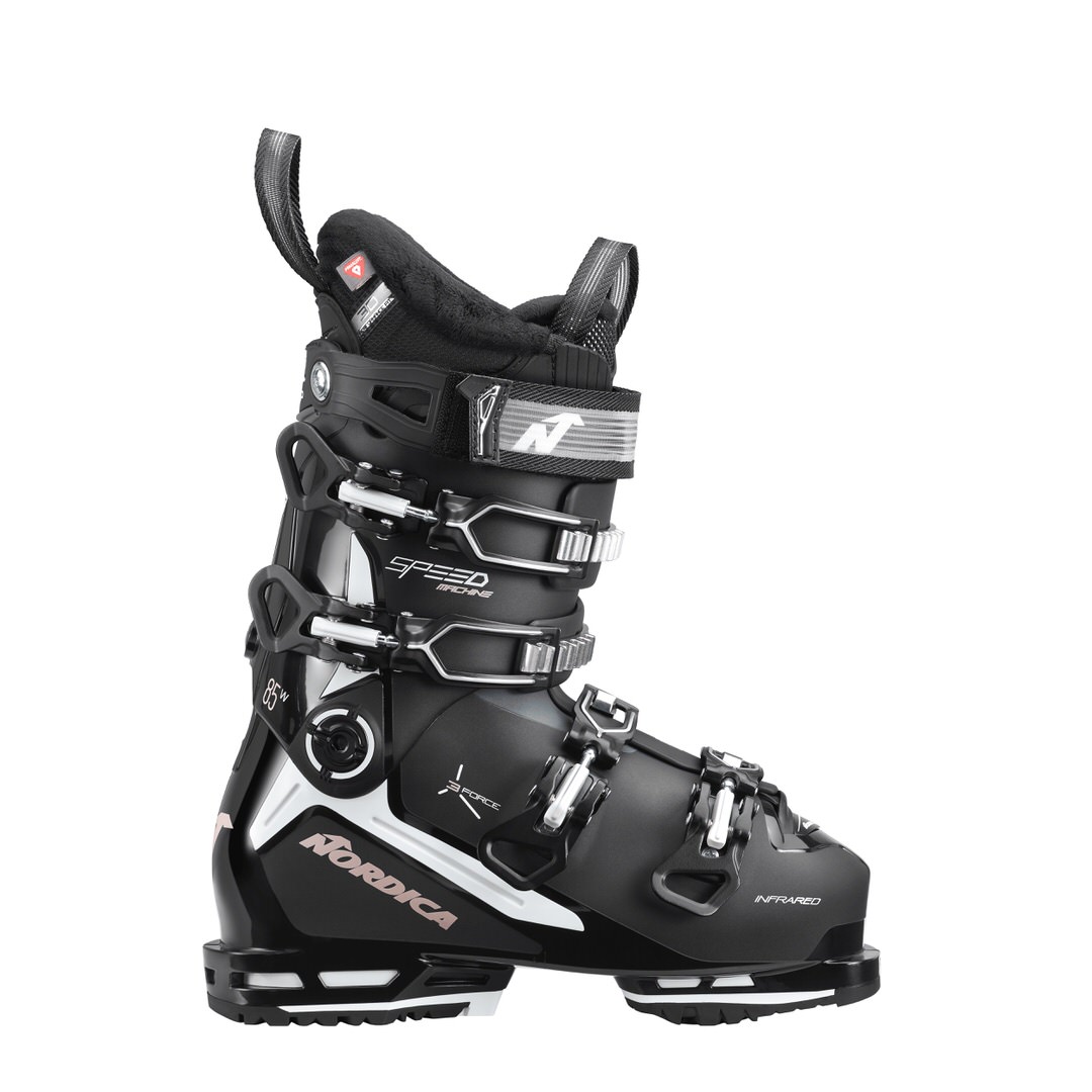 Schwarzer Nordica Speedmachine 85 W Skischuh von der Seite, mit Metallschnallen und weißem Schriftzug.