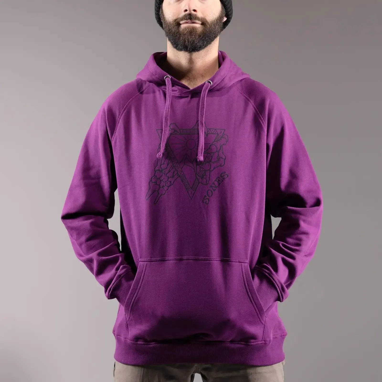 Lila Jones Tweaker Organic Cotton Hoodie mit Kapuze und Kängurutasche. Aufdruck mit Dreieck, Sonne und Schriftzug.