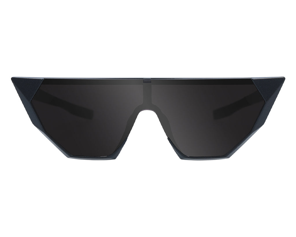 Lunettes de soleil futuristes en onyx Lunettes de soleil en onyx gris foncé, futuristes, avec des formes géométriques et des verres continus.