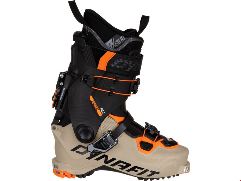 Ein Dynafit Radical Pro Tourenskischuh in Khaki/Orange, seitlich. Der Schuh hat schwarze Elemente und Schnallen. Sichtbares Dynafit-Logo.