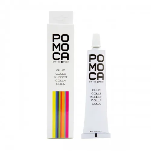 Weiße Tube und Karton von "Pomoca" Kleber mit bunten Streifen auf der Packung.