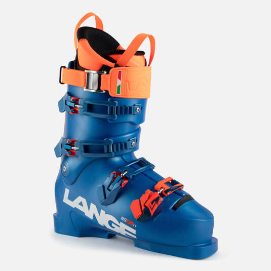 Blauer RS 130 Skischuh Blauer Lange RS 130 LV Skischuh mit orangefarbenen Schnallen und Details vor hellem Hintergrund.