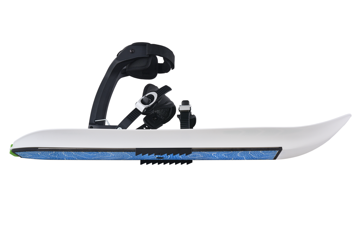 Crossblades mit montierten Harscheisen in Seitenansicht. Weißer Ski mit blauen Details und schwarzer Bindung.