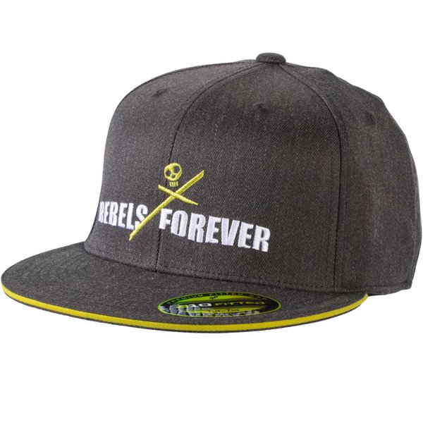 Graue Cap mit gelbem Rand und weißer Stickerei "Rebels Forever" mit Totenkopf und gekreuzten Skiern.