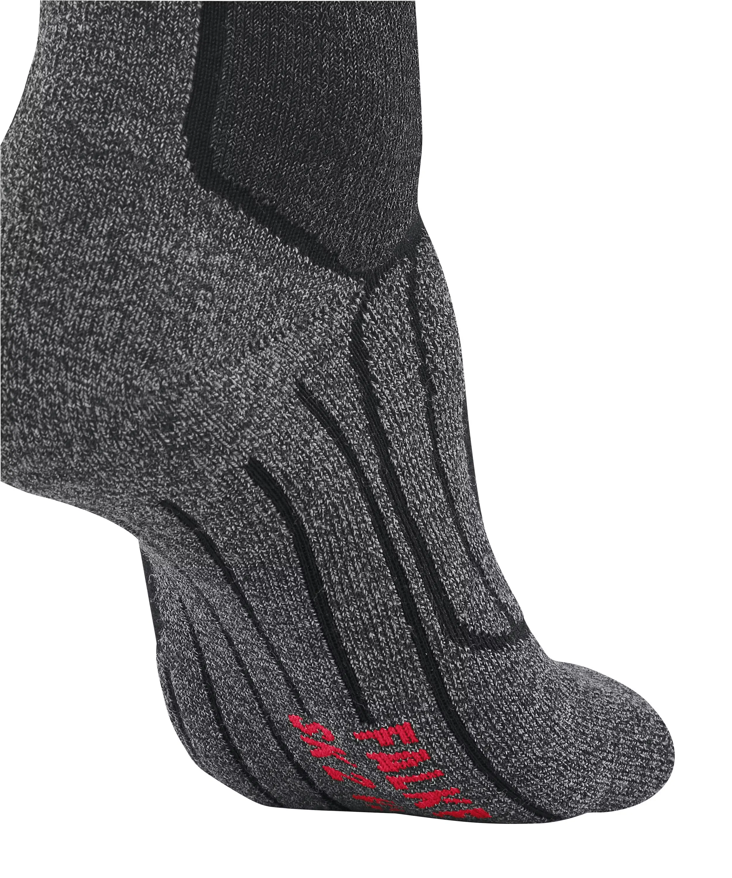 Dunkelsportliche Socke mit meliertem Gewebe in Grau- und Schwarztönen. Strukturierte schwarze Rippen an Spann und Sohle sorgen für Halt und Komfort. Im Zehenbereich der Sohle sind rote Schriftzeichen. Ergonomische Form.