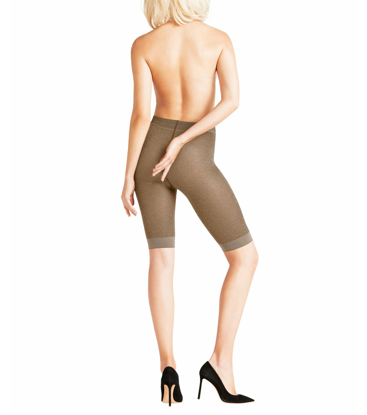 Rückansicht einer Frau, die kühlende 40 DEN Panties in Braun und schwarze High Heels trägt.