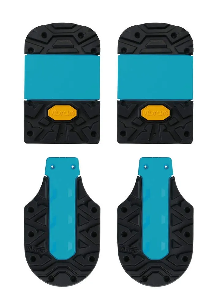 Deux paires de peaux de phoque pour la randonnée à ski, carrées en haut avec une barrette bleue et un logo jaune, en bas en forme de U avec une encoche bleue.
