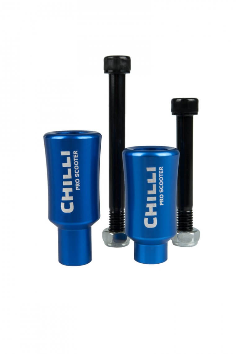 Blaue Chilli Pro Scooter Pegs mit Achsen und Befestigungsmuttern vor weißem Hintergrund.