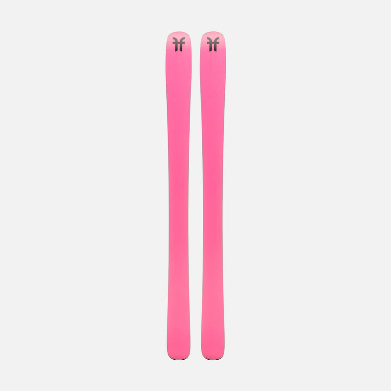 Zwei pinkfarbene Ski stehen vertikal nebeneinander vor einem hellgrauen Hintergrund. Auf den Skiern ist ein kleines, dunkles Symbol zu sehen.
