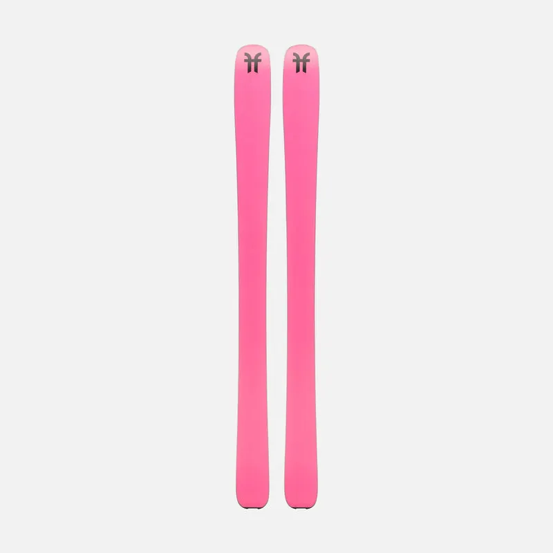 Zwei pinkfarbene Ski stehen vertikal nebeneinander vor einem hellgrauen Hintergrund. Auf den Skiern ist ein kleines, dunkles Symbol zu sehen.