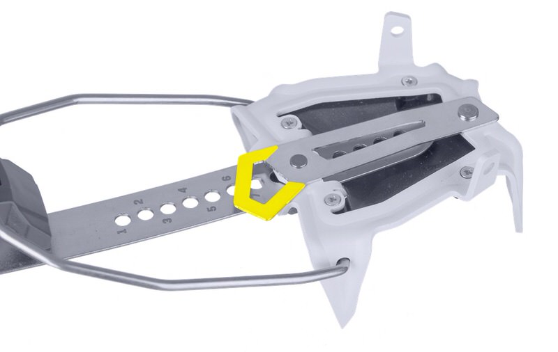 Nahaufnahme Salewa Alpinist Combi Steigeisen, Detail der Größenverstellung mit gelber Markierung.