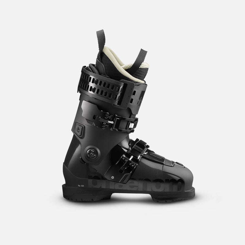 Schwarzer Skischuh mit Schnallen, Laschen und einem beigen Innenschuh, der oben herausragt.