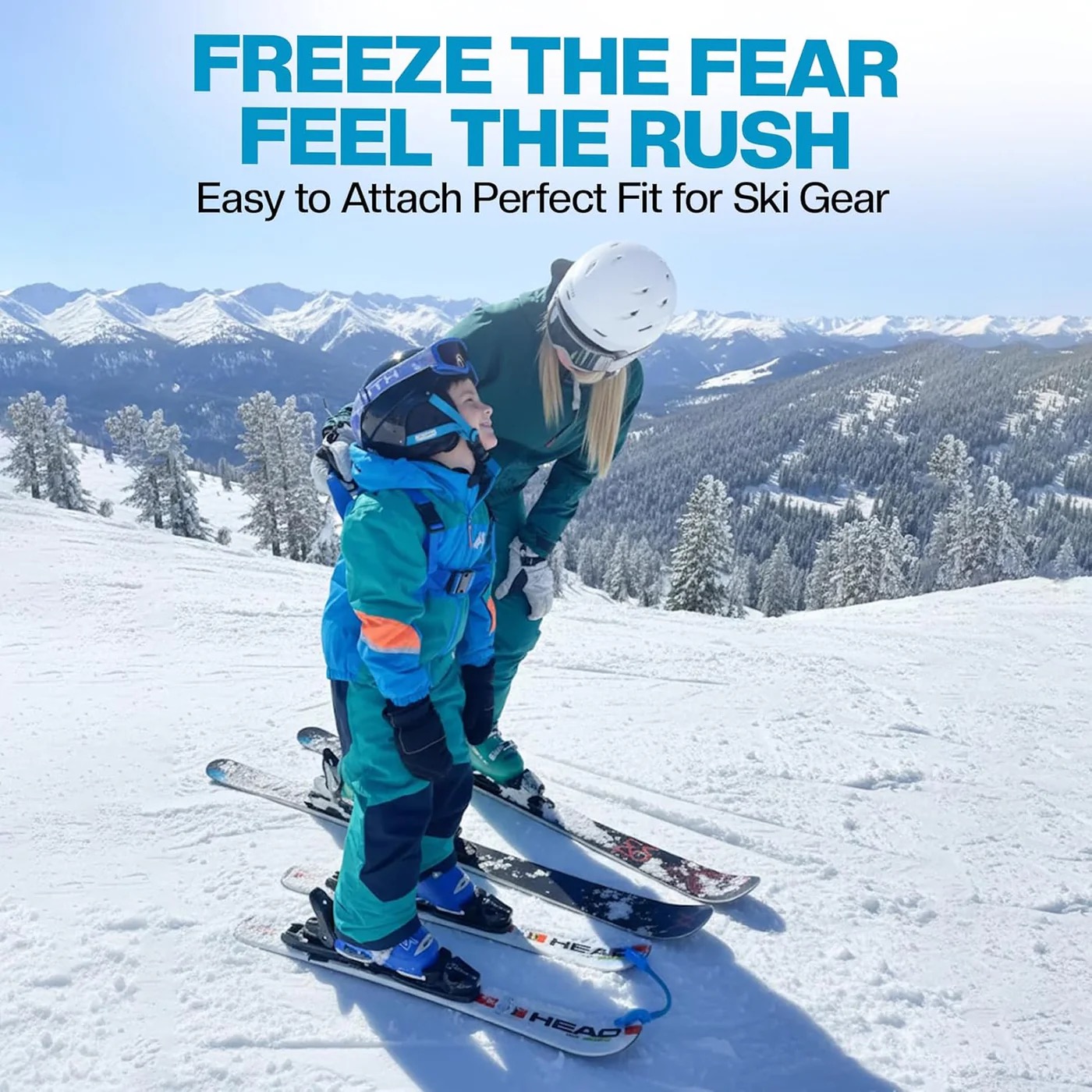 Eine Frau in Skiausrüstung beugt sich zu einem Kind auf Skiern, während es auf einer verschneiten Piste Skifahren lernt. Die Skispitzen sind mit einem blauen Verbinder gekoppelt. Im Hintergrund Berge, Tannen und blauer Himmel.