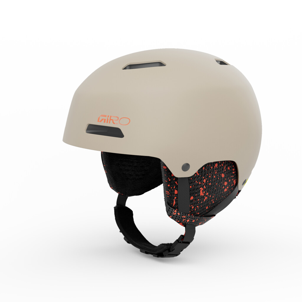 Casque de ski beige de la marque Giro, fentes d'aération latérales et coussinets d'oreille intérieurs avec mouchetures rouges. Jugulaire noire.