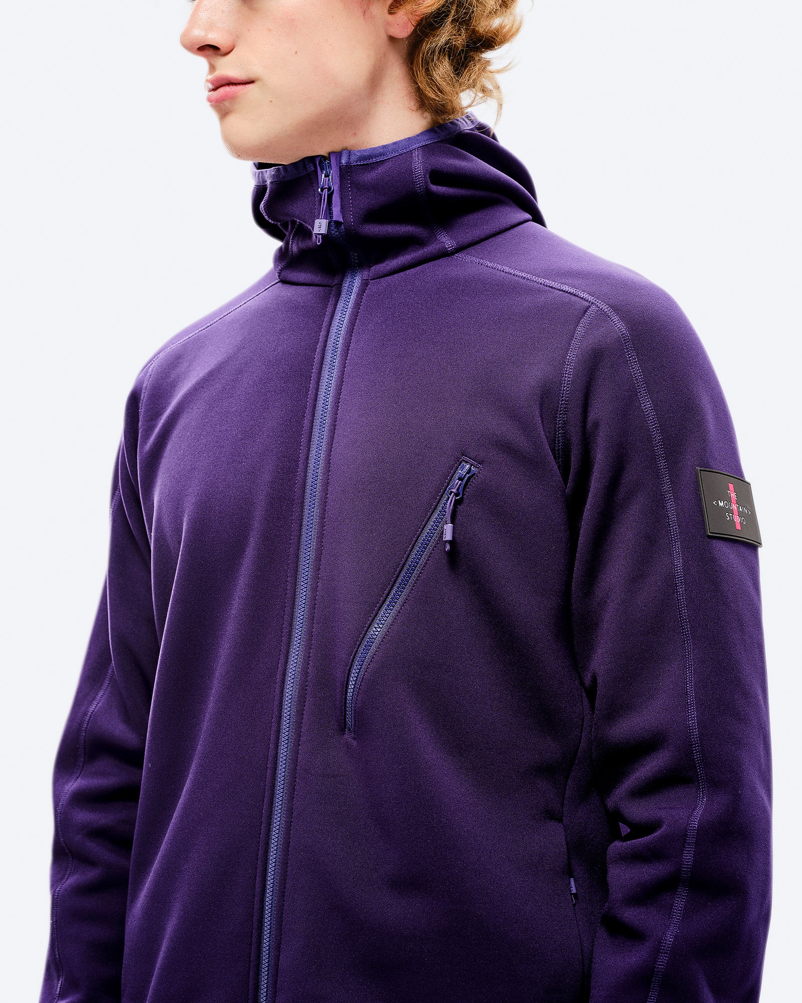 Veste polaire M-7 Tech violette Gros plan sur une veste à capuche M-7 Tech Fleece violette avec capuche et fermeture éclair.