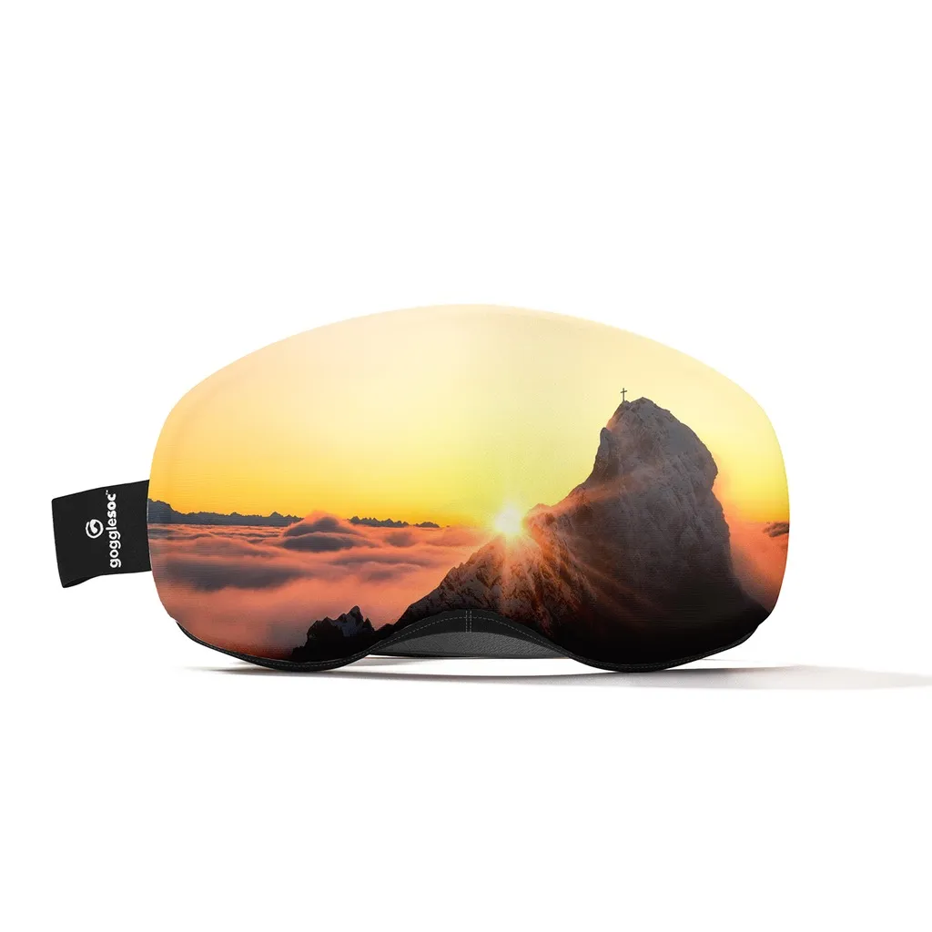 Awakenig Pro Soc: Skibrillen-Schutz mit Bergmotiv im Sonnenaufgang und Kreuz auf Bergspitze.