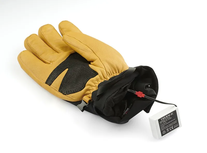 Gros plan sur un gant Therm-ic avec batterie. Le gant est en cuir et en tissu et possède une protection de paume noire.
