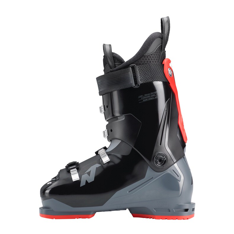 Schwarzer Nordica Sportmachine 3 90 R Skischuh, Seitenansicht, mit Schnallen und roten Akzenten.