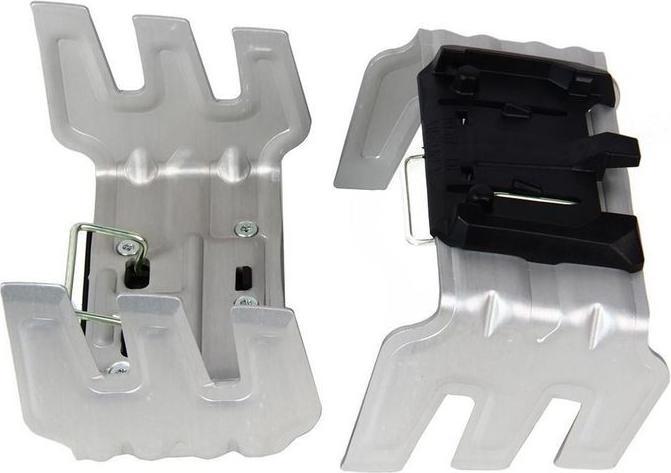 Zwei Steighilfen für Skitouren mit silberner Basis und U-förmigen Zacken. Eine Hilfen hat eine schwarze Halterung. Metallbügel zur Befestigung sichtbar.