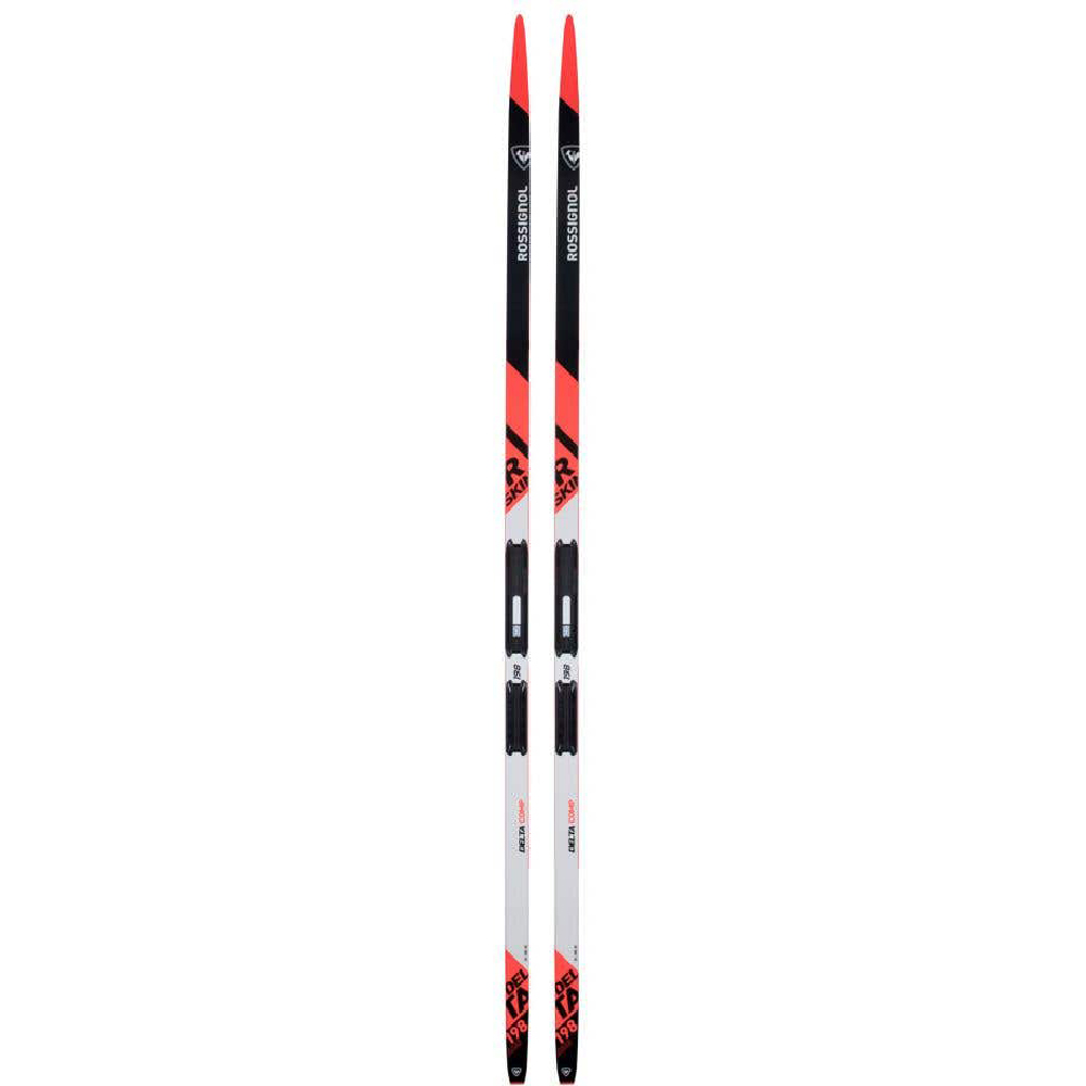 Zwei Rossignol Ski Delta Comp R-Skin Langlaufski mit roter Spitze, seitlich nebeneinander auf weißem Grund.