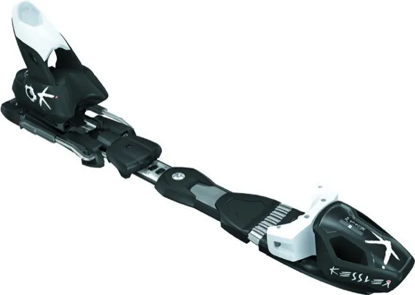 Nahaufnahme einer schwarz-weissen Tyrolia Race ST 14 Ski-Bindung von Kessler Phyton.