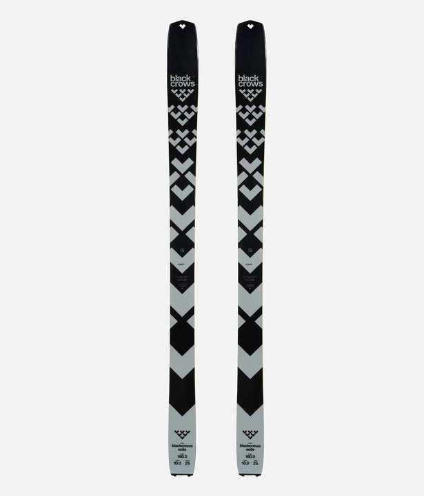 Zwei Black Crows Solis Ski mit geometrischem Design auf hellgrauem Hintergrund.