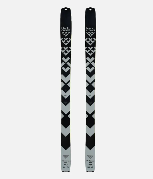 Zwei Black Crows Solis Ski mit geometrischem Design auf hellgrauem Hintergrund.