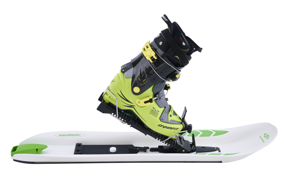 Gelber Skischuh auf Crossblade Crossblades Hardboot: Gelber Skischuh ist auf weisse Crossblade montiert.