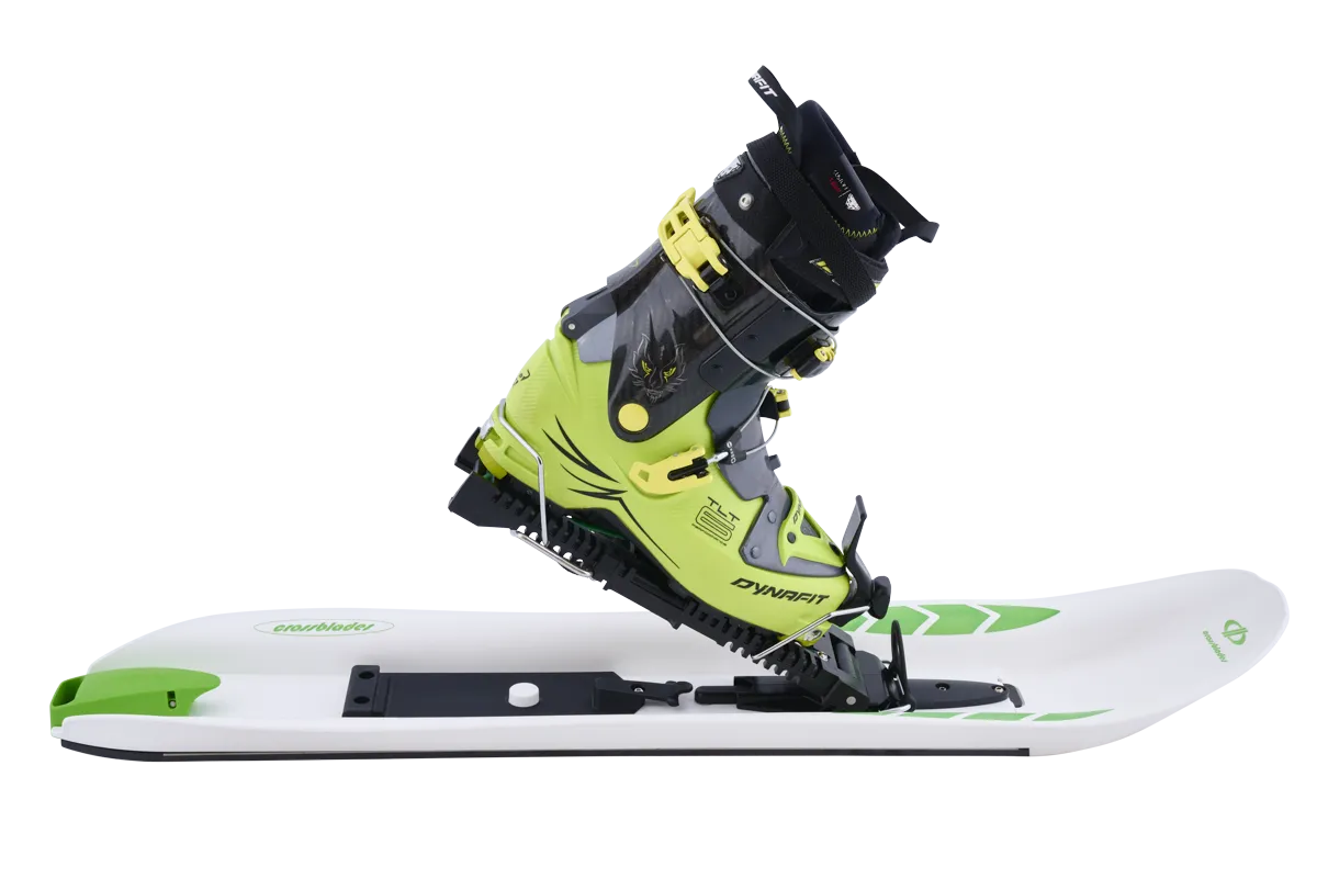 Crossblades Hardboot: scarpone da sci giallo montato su un Crossblade bianco.