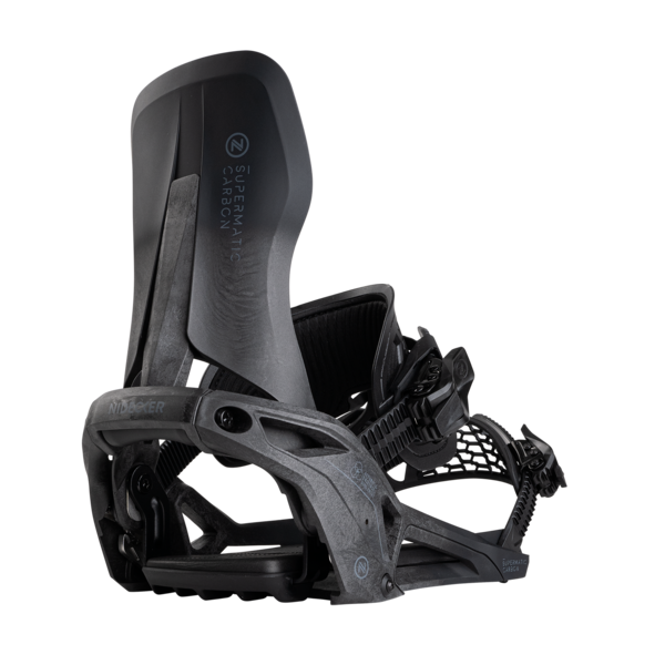 Dunkelgraue Nidecker Supermatic Carbon Snowboardbindung mit offenem Highback. Details zeigen die Struktur und das Logo.