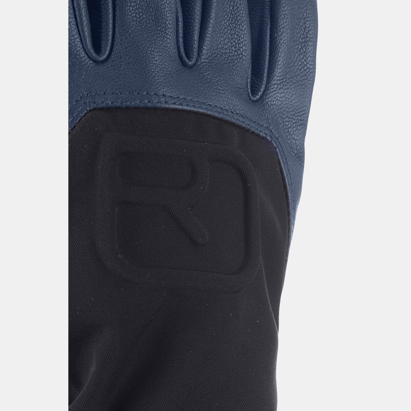 Primo piano del guanto Ortovox High Alpine Glove in Blue Lake, dettagli delle dita in pelle, logo del marchio e materiale robusto.