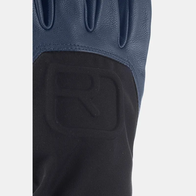 Primo piano del guanto Ortovox High Alpine Glove in Blue Lake, dettagli delle dita in pelle, logo del marchio e materiale robusto.