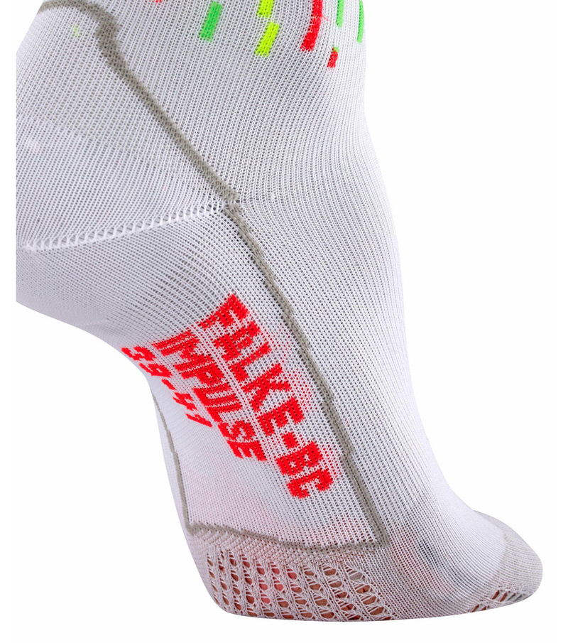 Detailaufnahme einer weißen BC Impulse Peloton Socke. Sichtbar sind farbige Striche und das Netzgestrick an der Sohle.