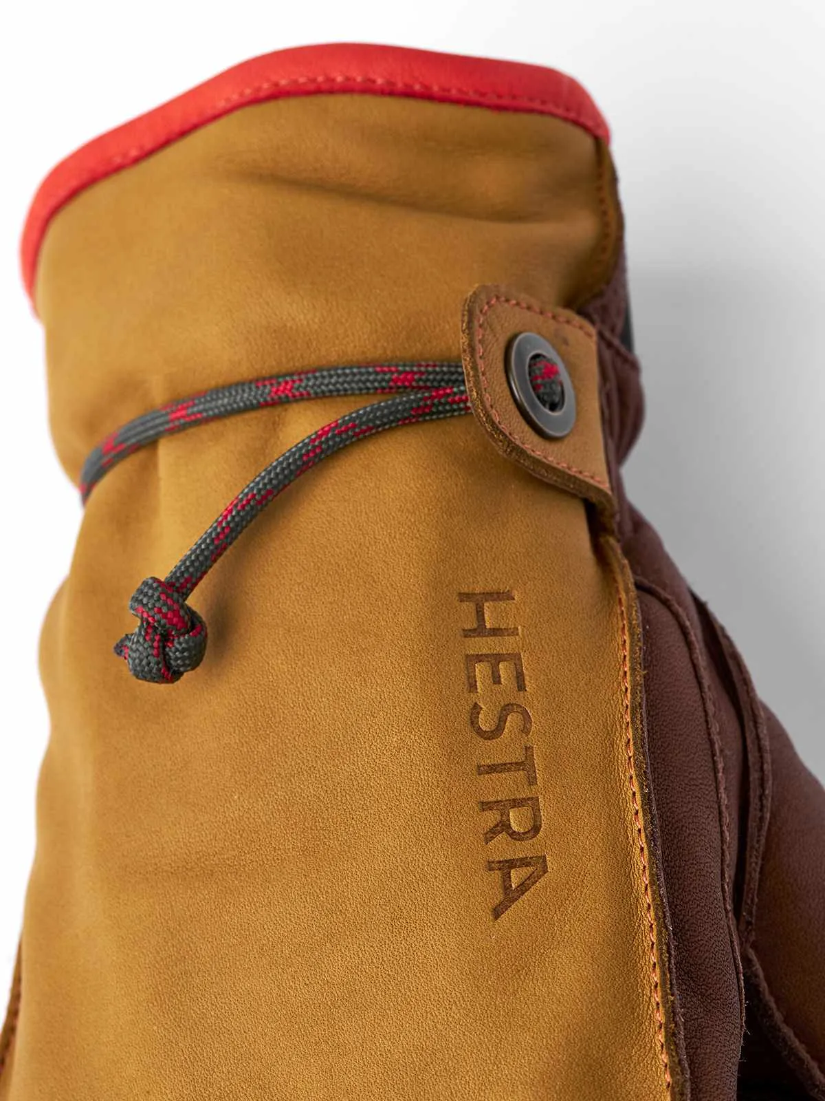 Detailansicht des Hestra Wakayama Handschuhs mit Schnürzug und sichtbarem Markenlogo in braun- und Beigetönen.
