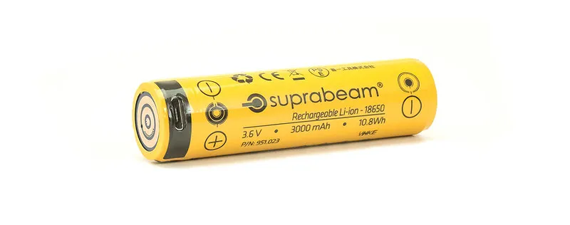 Batterie jaune Suprabeam Q3r Li-Ion 18650 de 3000 mAh avec port de charge USB sur fond blanc.