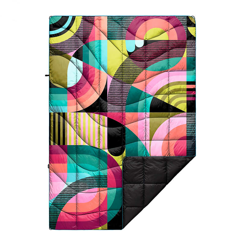 La couverture Nanoloft Puffy Rumpl "Chromatic Voyage Jessie & Katey" aux motifs géométriques abstraits et au design coloré.