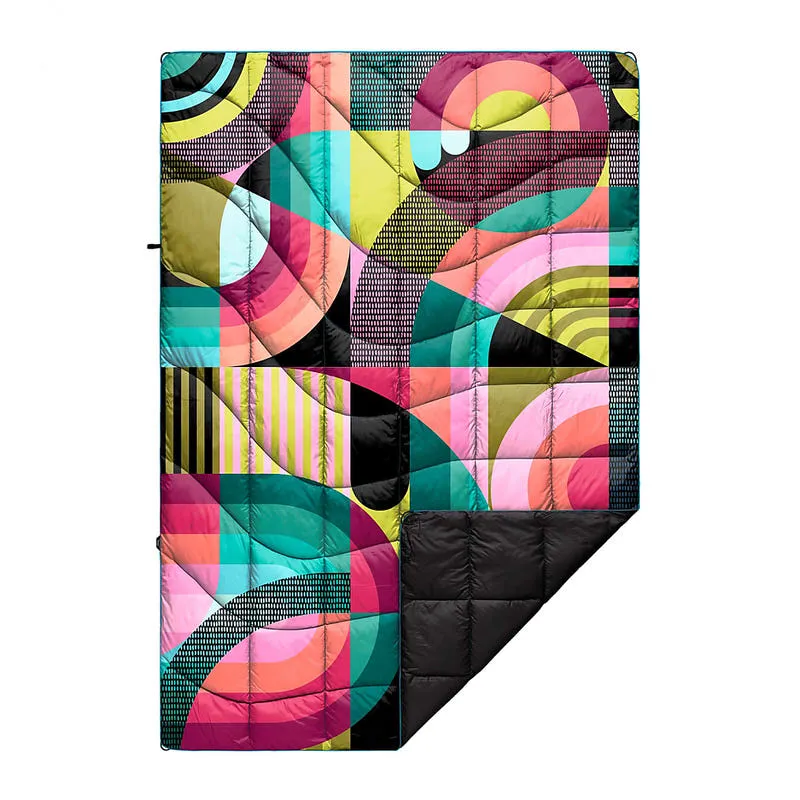 Die Rumpl Nanoloft Puffy Decke "Chromatic Voyage Jessie & Katey" mit abstraktem, geometrischem Muster und farbenfrohem Design.