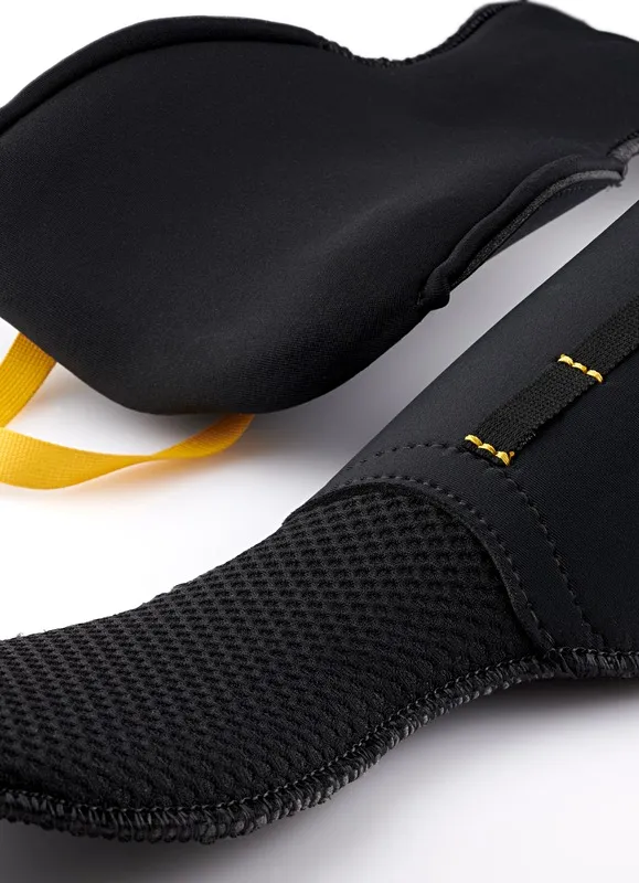 Detailansicht der Sidas Comfort Fit Zunge Evo. Schwarz mit gelben Akzenten und verschiedenen Texturen.