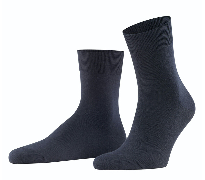 Zwei dunkelblaue Herrensocken, eine liegend, eine stehend, vor weißem Hintergrund.