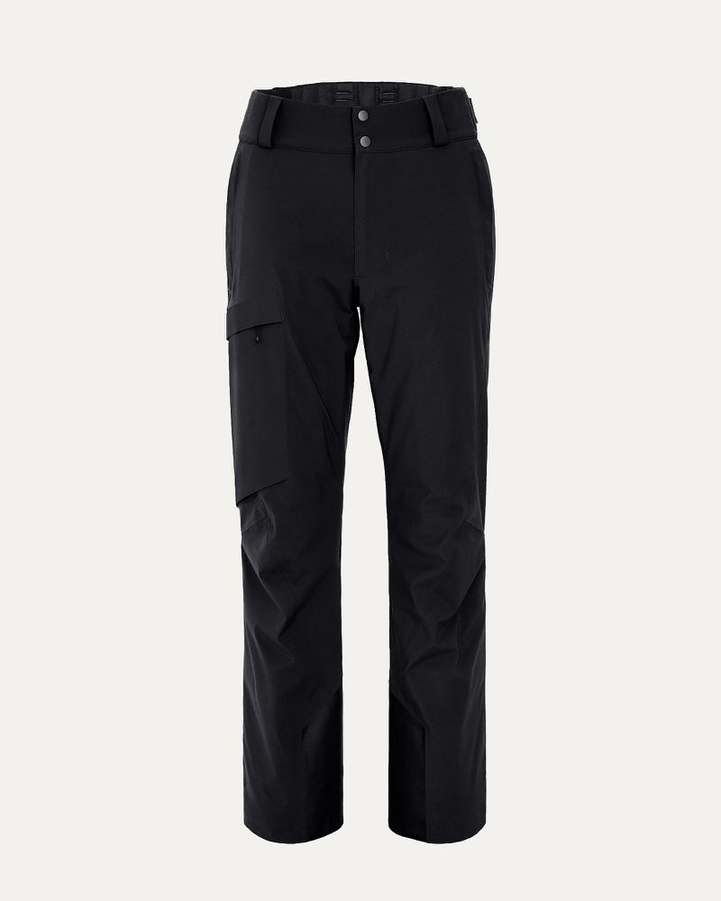 Schwarze P-1 GORE-TEX 2L Stretch Insulated Pant, frontal und mittig aufgenommen. Funktionelle Details wie Taschen sind erkennbar.
