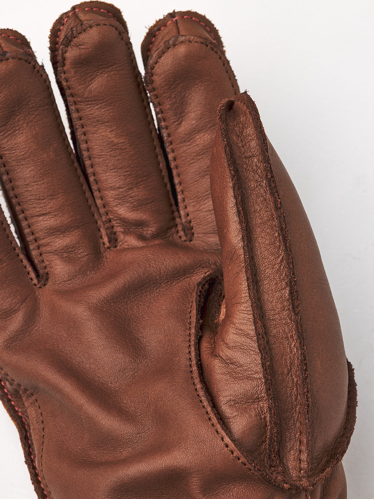 Brauner Wakayama Lederhandschuh Nahaufnahme eines braunen Wakayama Lederhandschuhs mit sichtbaren Nähten und Textur.