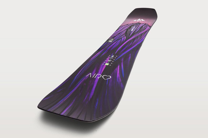 A Jones Airheart 2.0 snowboard with purple and violet graphics on a light background. Imprint "AIR".