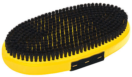 Brosse ovale Toko en crin de cheval noir et manche jaune. Vue détaillée de la brosse à reluire.